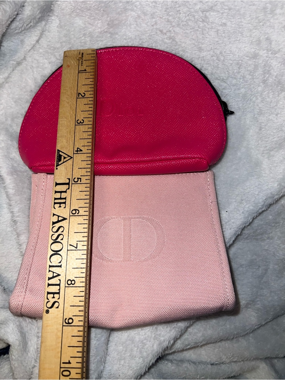Dior makeup pouches comes with both - Picture 8 of 8